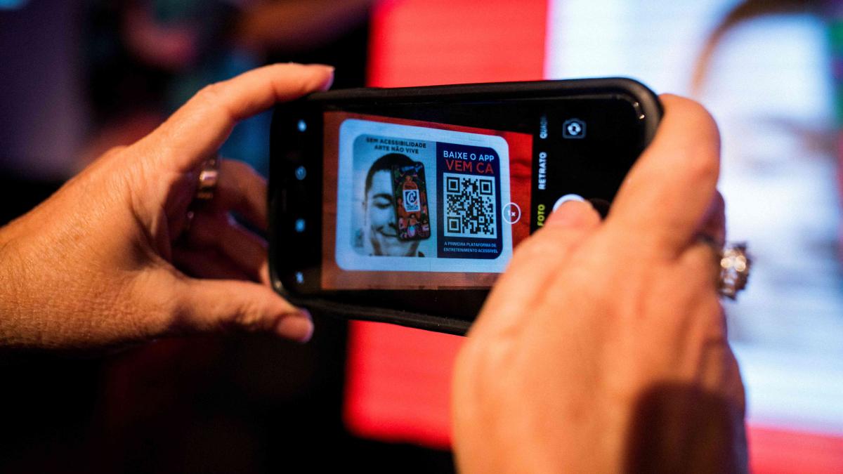 Person scanning the VEM CA QR Code