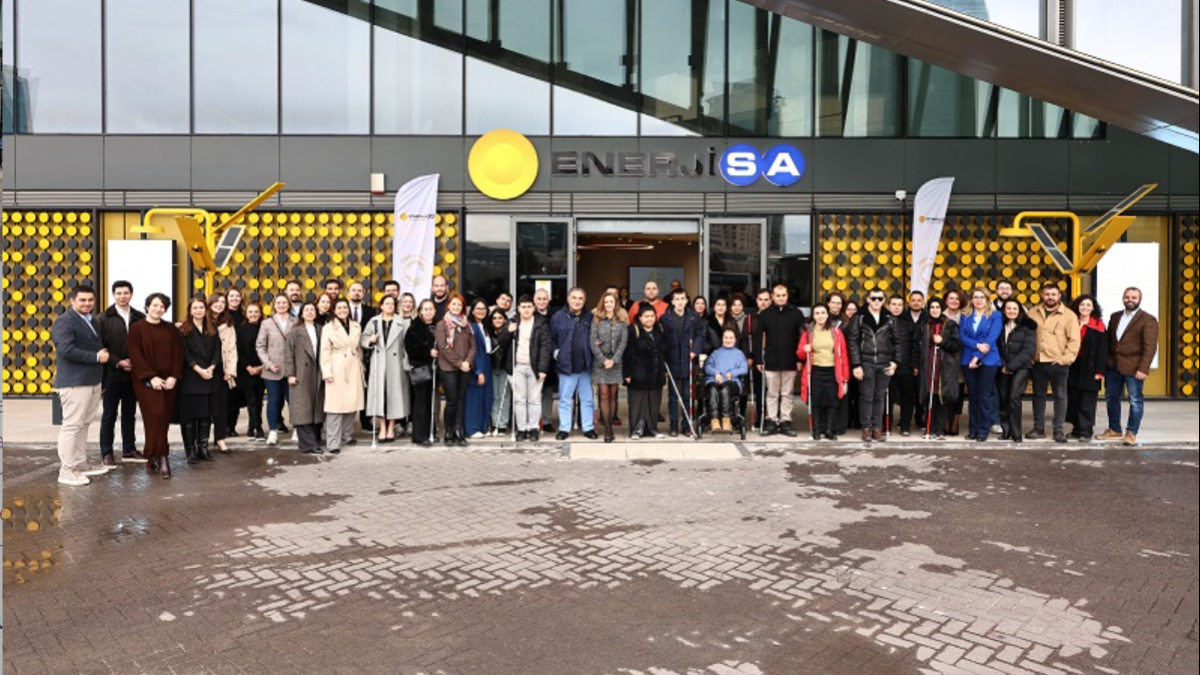 Project praticipants and visitors in front of the Exhibition hall